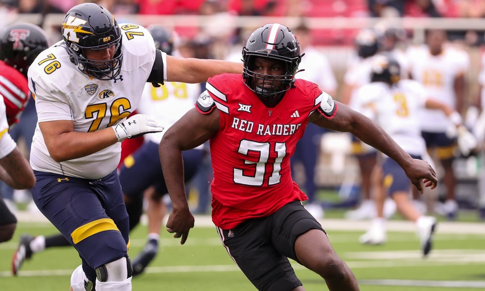 David Bailey rushing the qb past a blocker