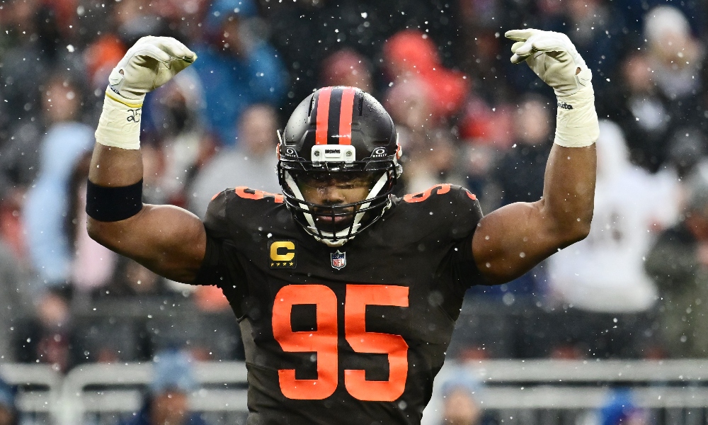 Cleveland Browns defensive end Myles Garrett (95) riles up the crowd against the Tennessee Titans during the fourth quarter at Huntington Bank Field. Mandatory Credit: Ken Blaze-Imagn Images